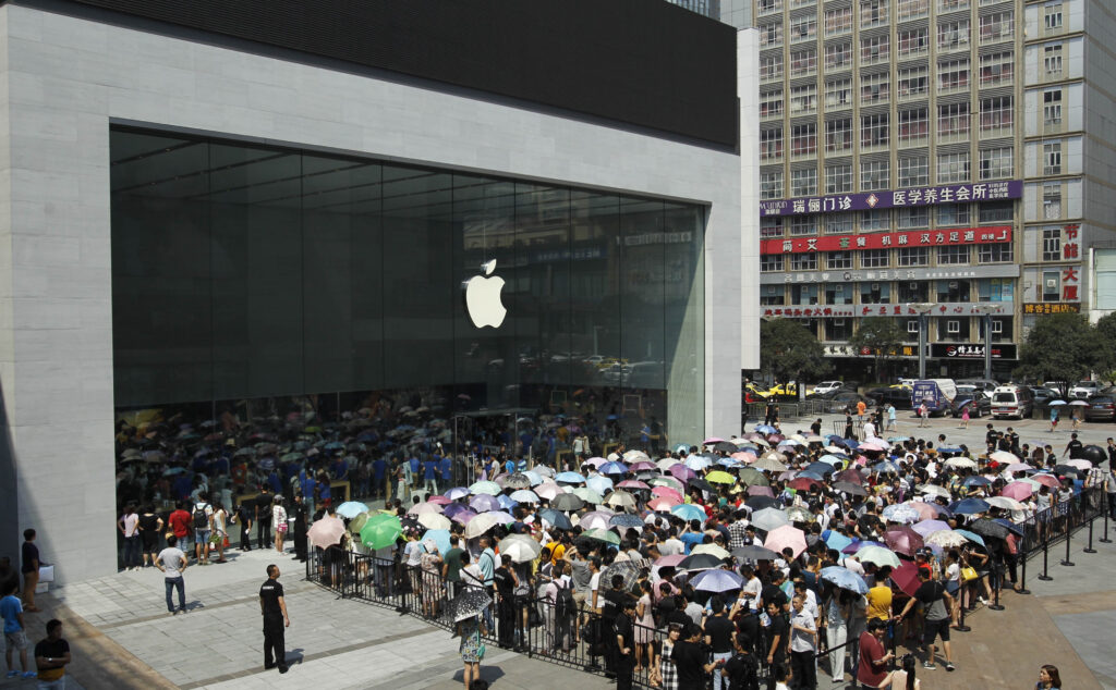 long queue at Apple's store in China - iphone 13