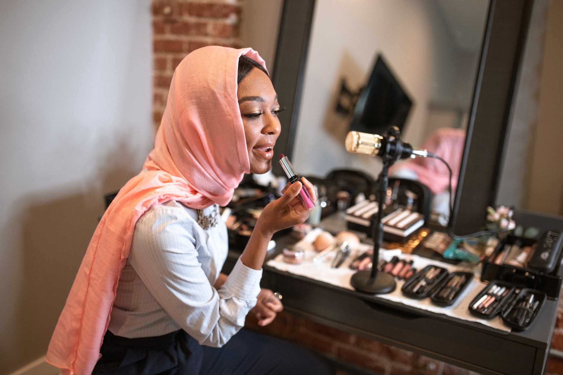 become a makeup artist - business opportunities in nigeria in 2021 - Sam&Wright